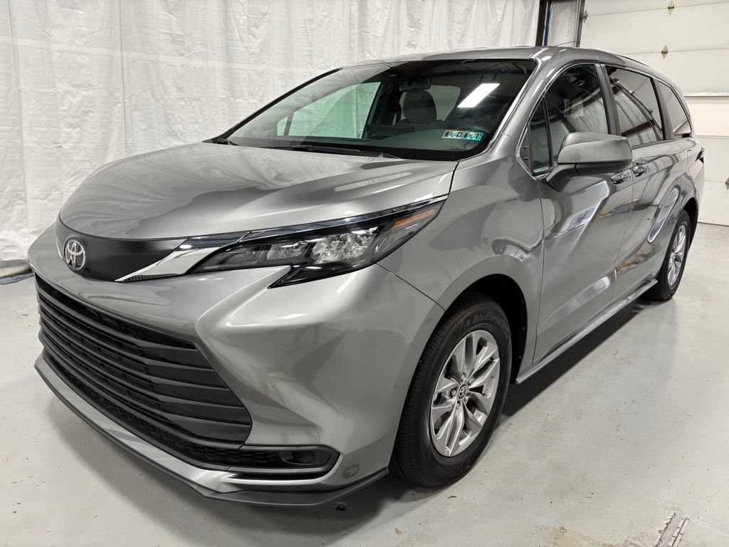 Used 2026 Toyota Sienna LE FWD image 3