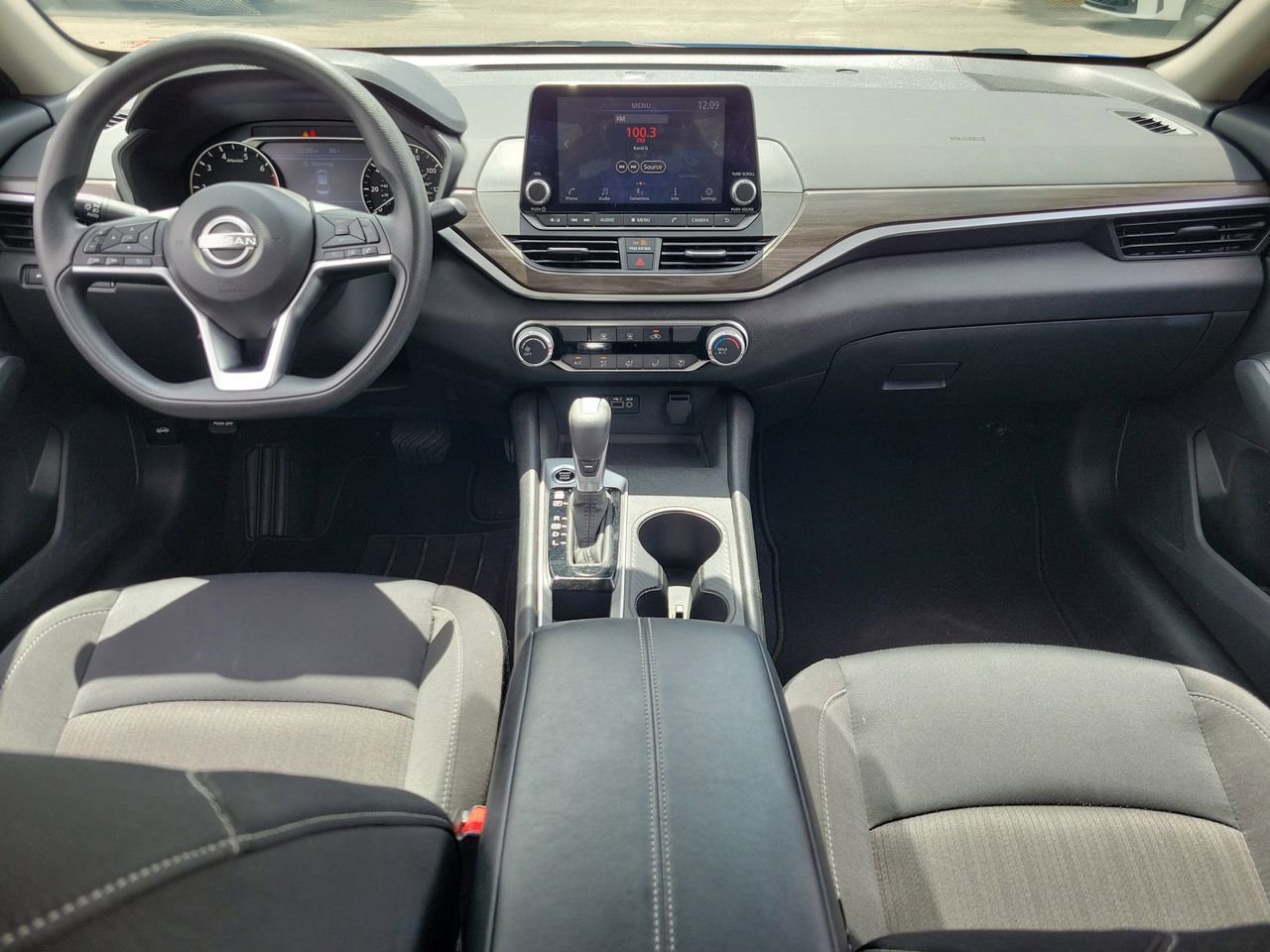 Used 2025 Nissan Altima 2.5 SV image 11