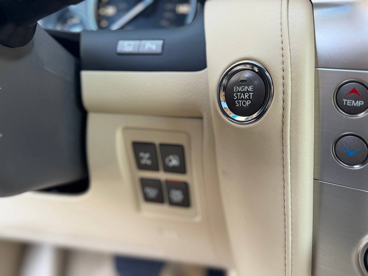 Used 2013 Lexus LX 570 4WD w/ Luxury Pkg image 85