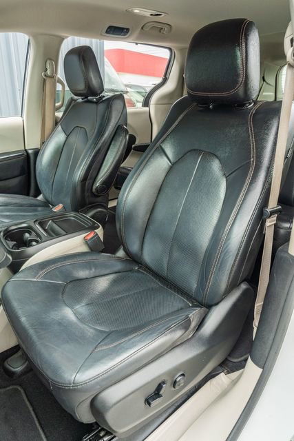 Used 2019 Chrysler Pacifica Touring-L FWD image 19
