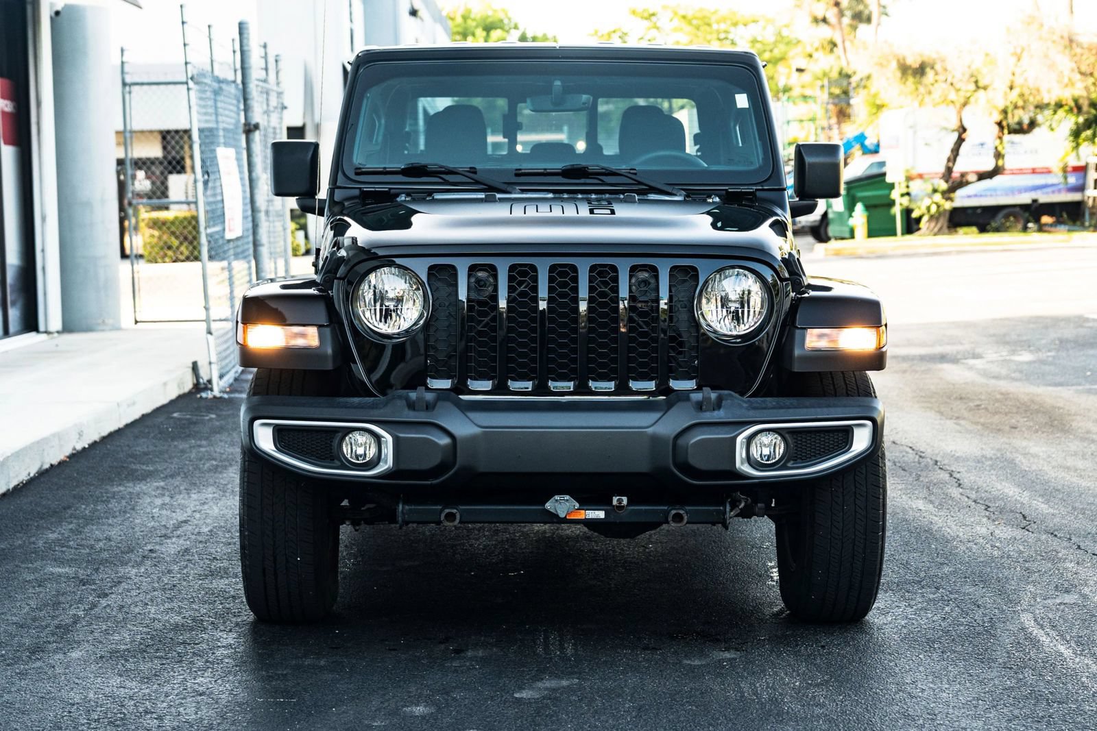 Used 2023 Jeep Gladiator Sport AWD/4WD image 2
