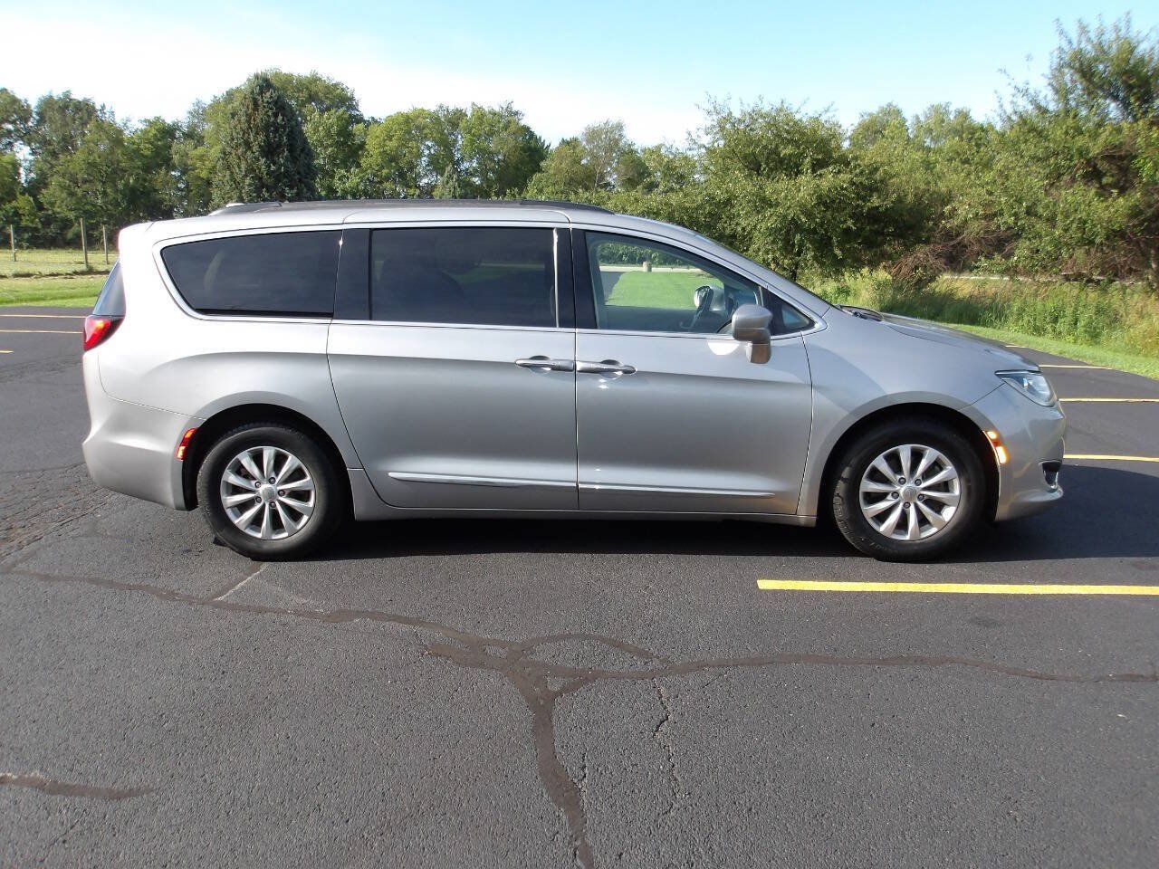 Used 2017 Chrysler Pacifica Touring-L FWD image 2