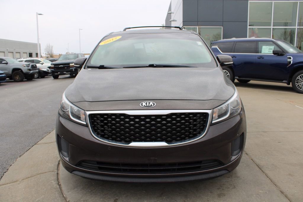 Used 2017 Kia Sedona LX w/ LX Essentials Premium Package image 2