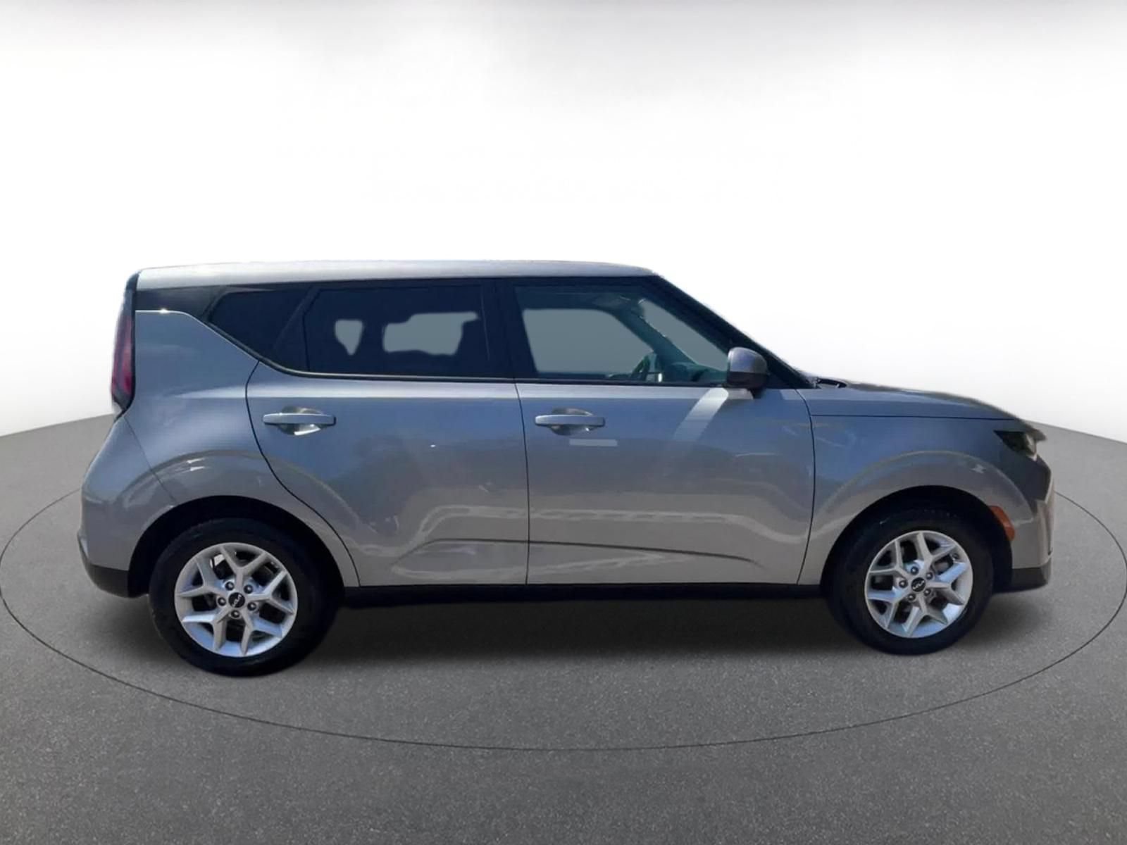 Used 2025 Kia Soul LX w/ LX Technology Package FWD image 16