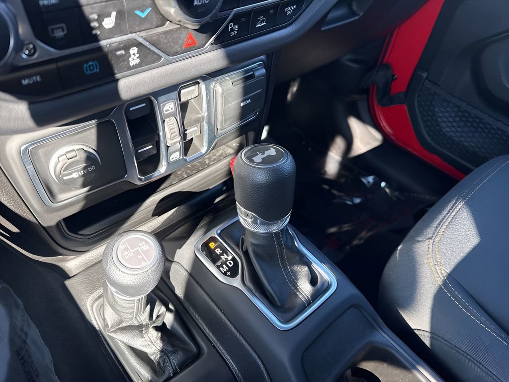 Used 2025 Jeep Wrangler Unlimited Sahara w/ Safety Group AWD/4WD image 16