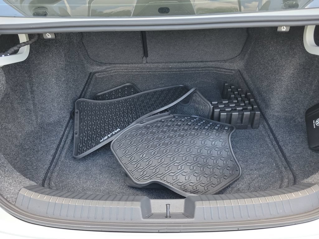 Certified 2025 Volkswagen Jetta SE w/ Sunroof Package FWD image 7
