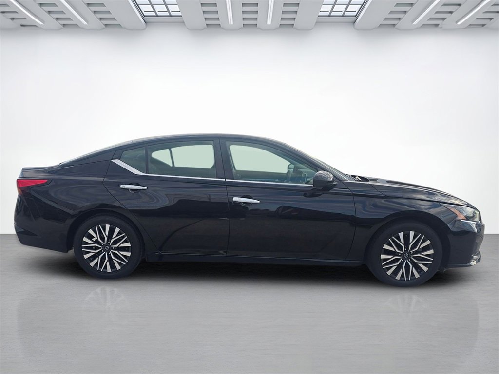 Used 2023 Nissan Altima 2.5 SV image 2
