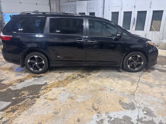 Used 2018 Toyota Sienna Limited Premium image 2