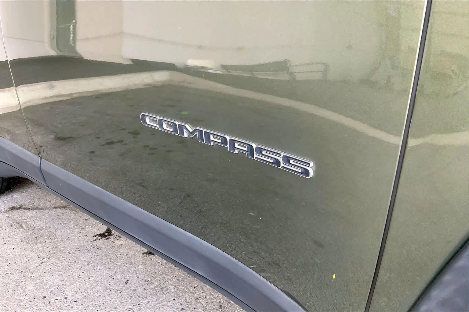 Used 2018 Jeep Compass Latitude w/ Popular Equipment Group FWD image 10