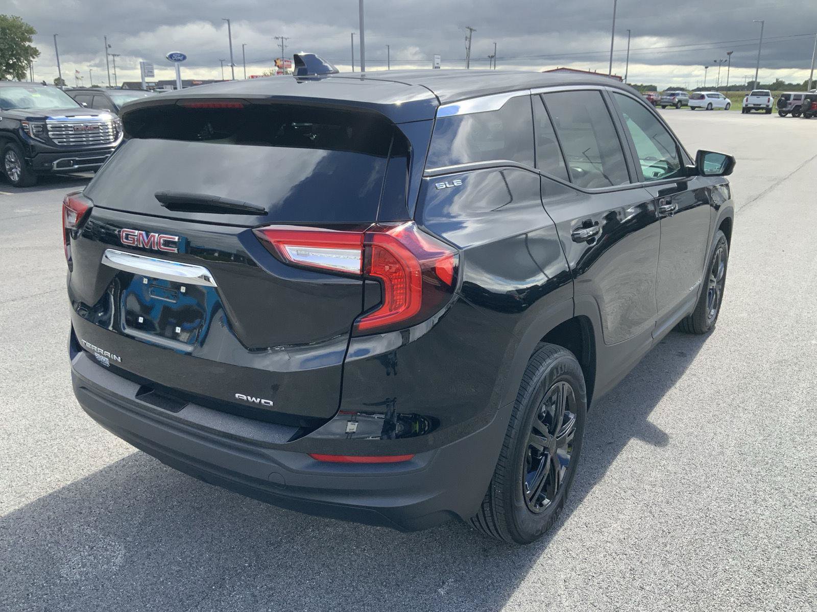 Used 2023 GMC Terrain SLE AWD/4WD image 12