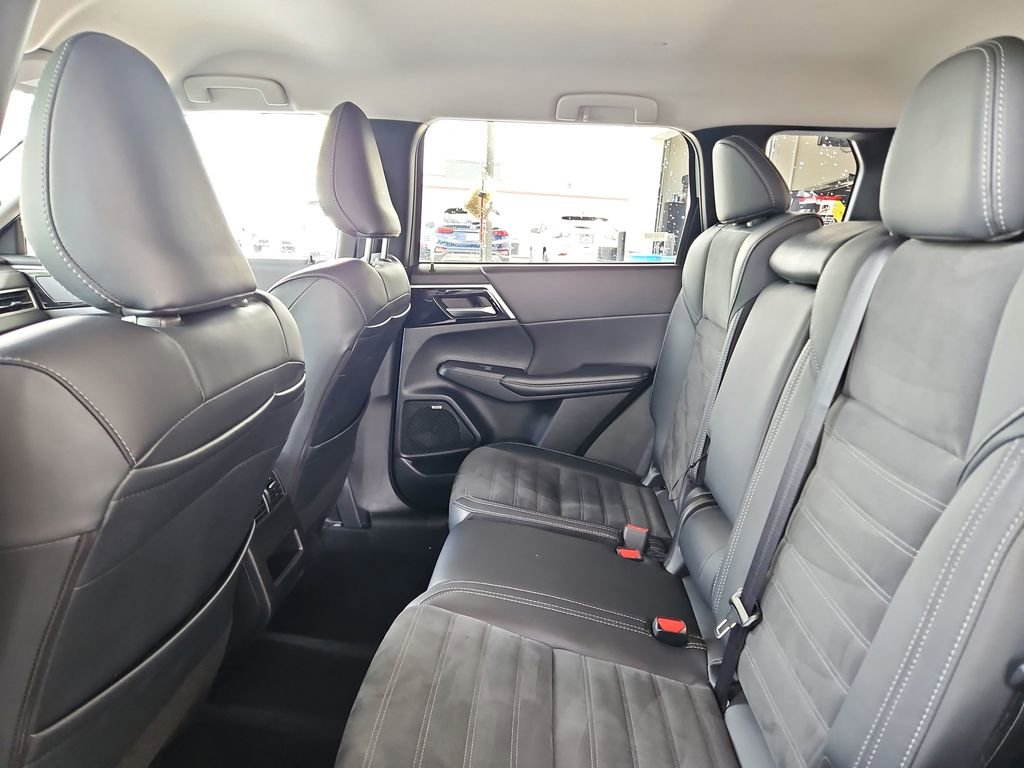Used 2025 Mitsubishi Outlander AWD image 27