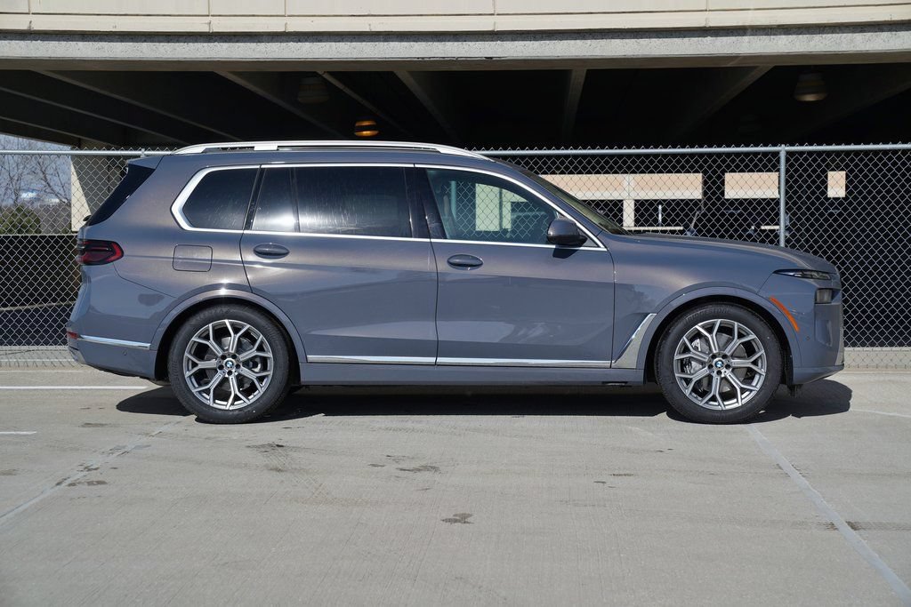 Used 2026 BMW X7 xDrive40i AWD/4WD image 3