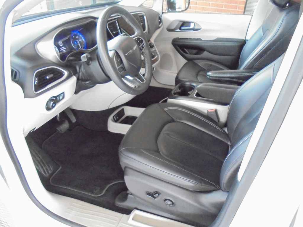 Used 2024 Chrysler Pacifica Touring-L FWD image 7