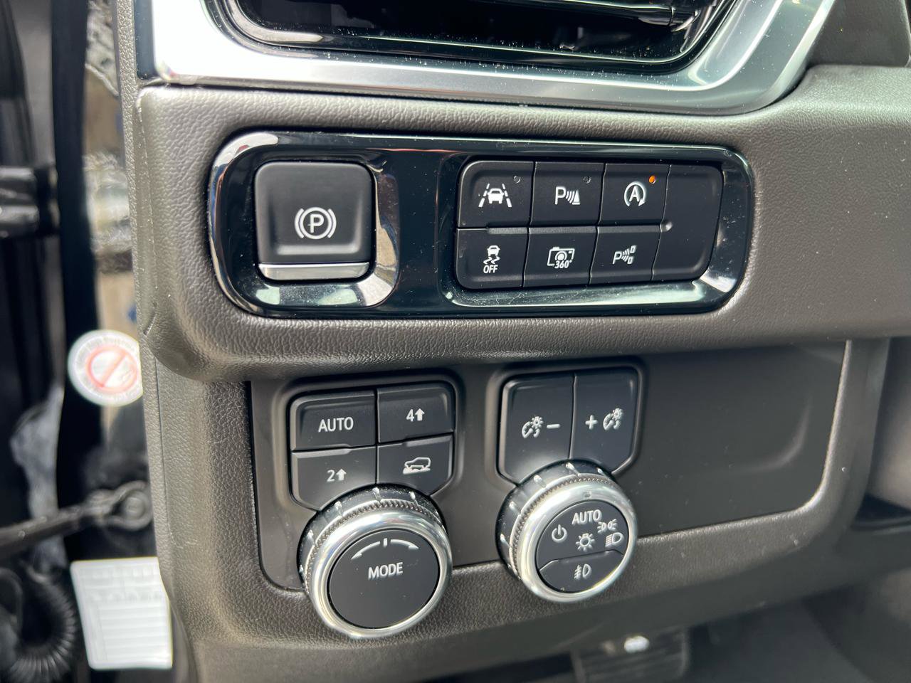 Used 2025 GMC Yukon XL Denali AWD/4WD image 21