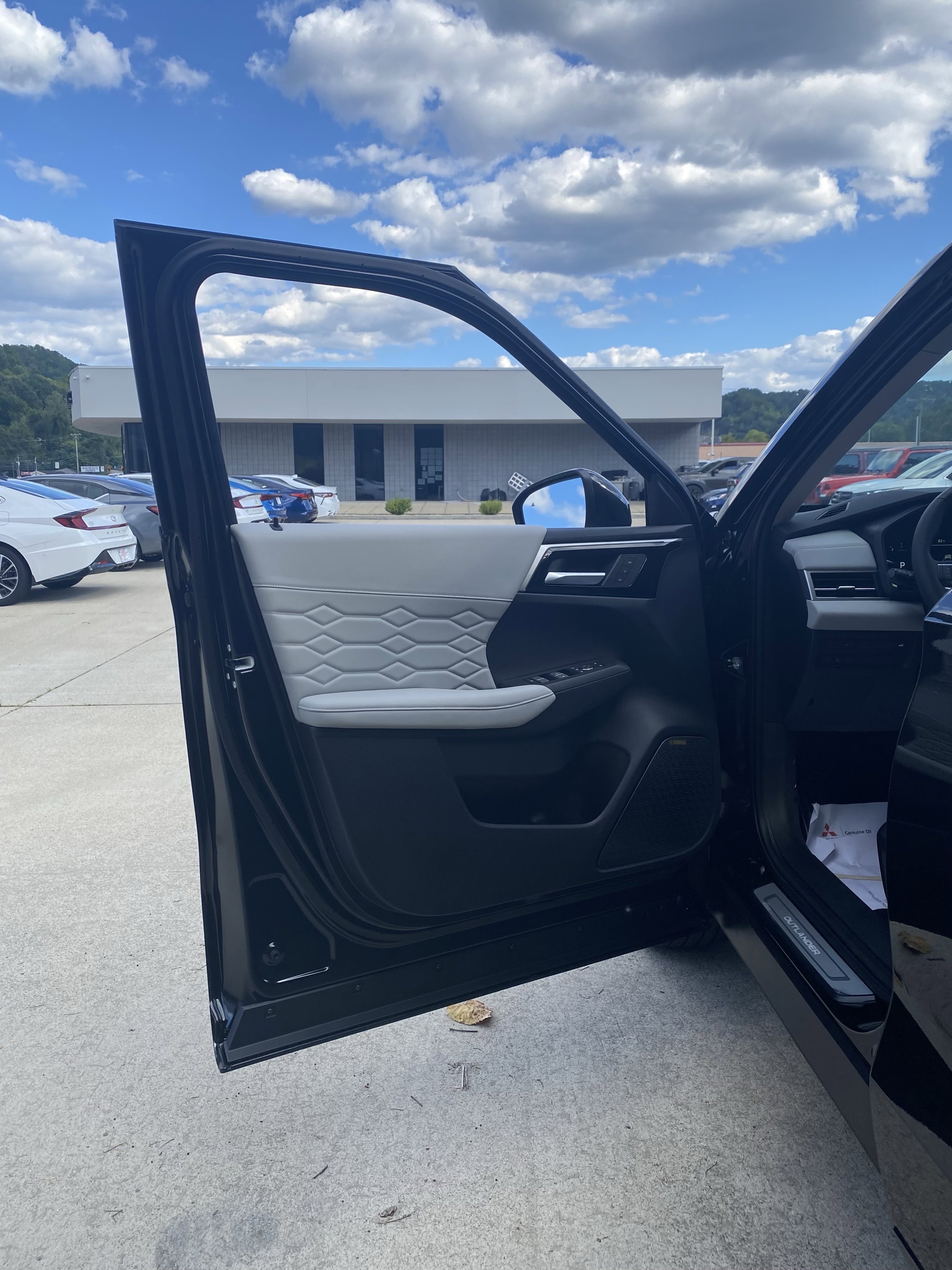 New 2025 Mitsubishi Outlander AWD image 3