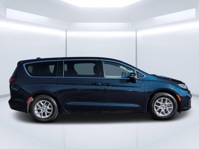 Used 2023 Chrysler Pacifica Touring-L FWD image 2