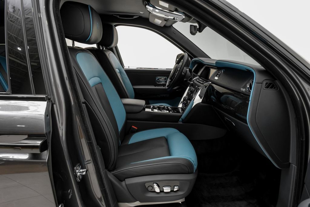 Used 2022 Rolls-Royce Cullinan w/ Cullinan Package image 39