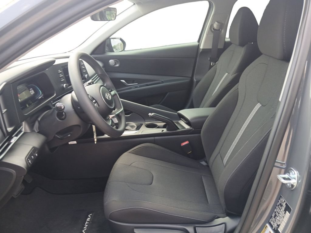 New 2026 Hyundai Elantra SE FWD image 9