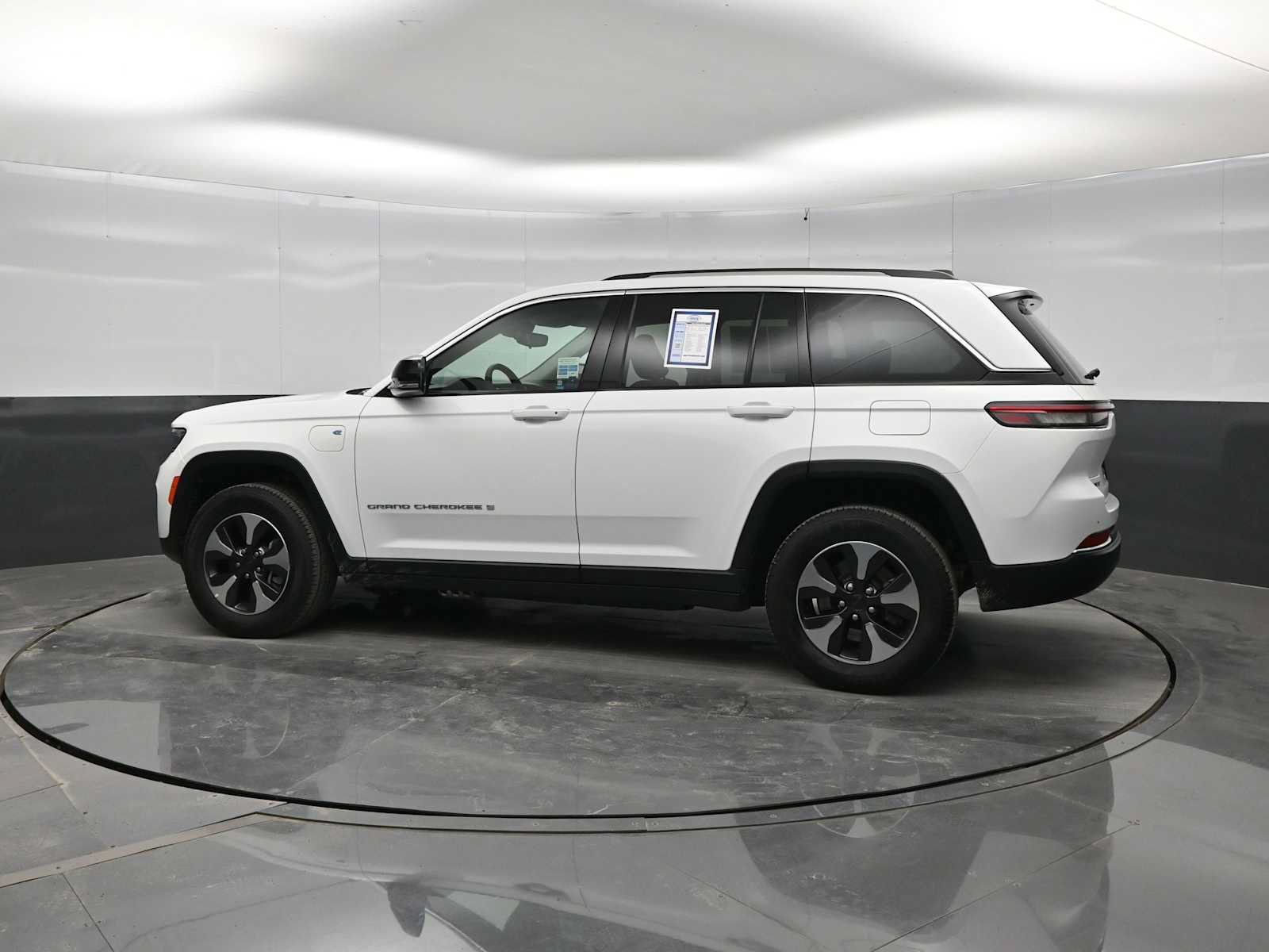 Used 2024 Jeep Grand Cherokee Limited 4xe AWD/4WD image 5