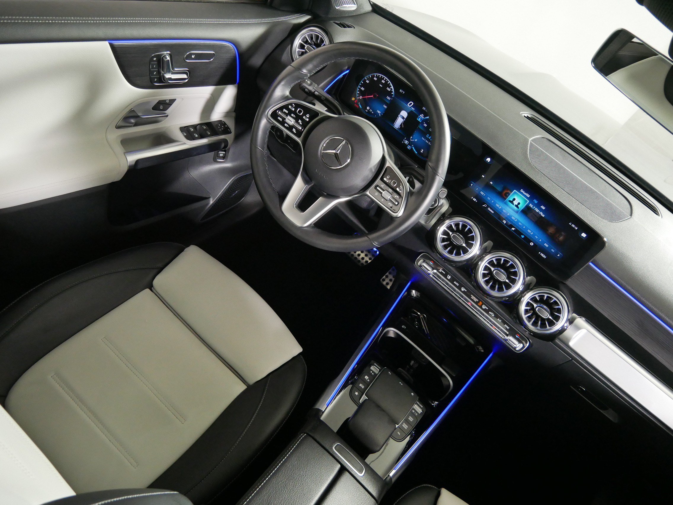 Used 2023 Mercedes-Benz GLB 250 4MATIC image 9