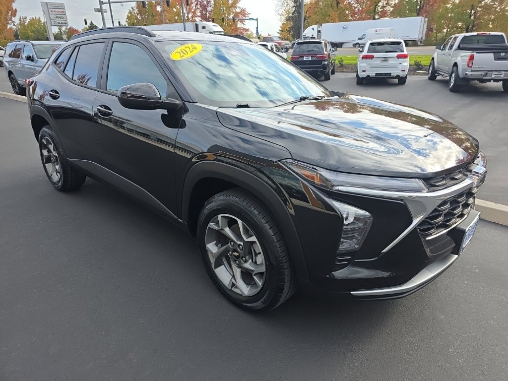 Used 2024 Chevrolet Trax LT FWD image 7