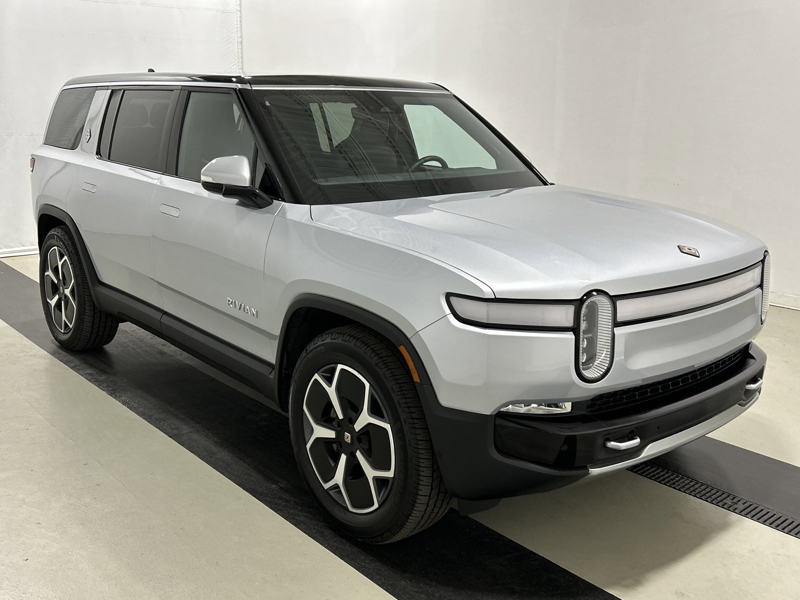 Used 2024 Rivian R1S Adventure AWD/4WD image 7