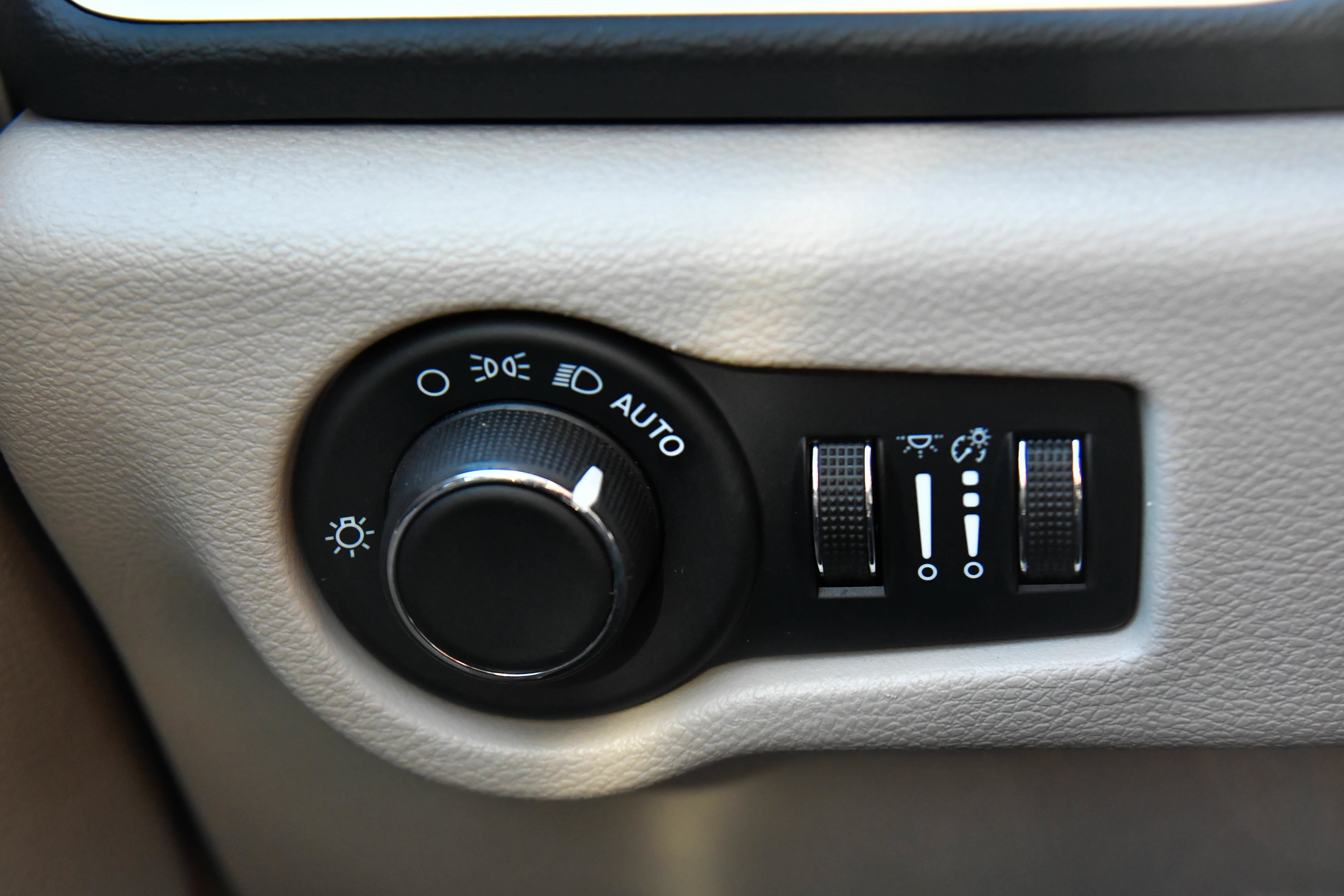 Used 2023 Chrysler Voyager LX FWD image 32