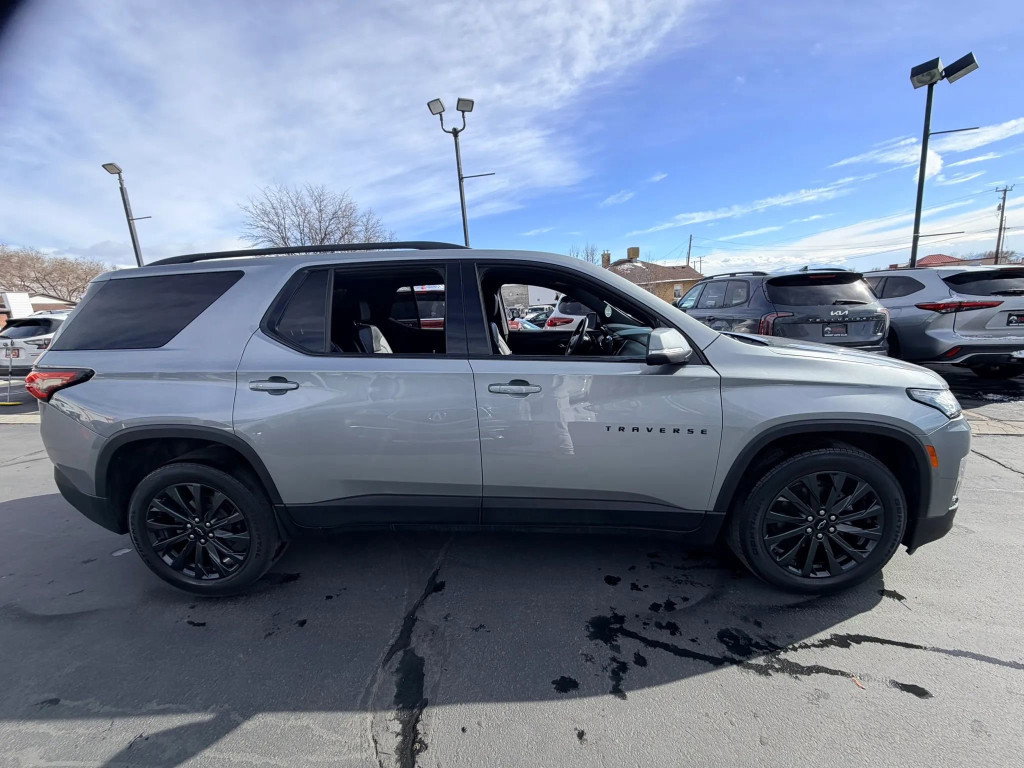 Used 2023 Chevrolet Traverse RS image 3