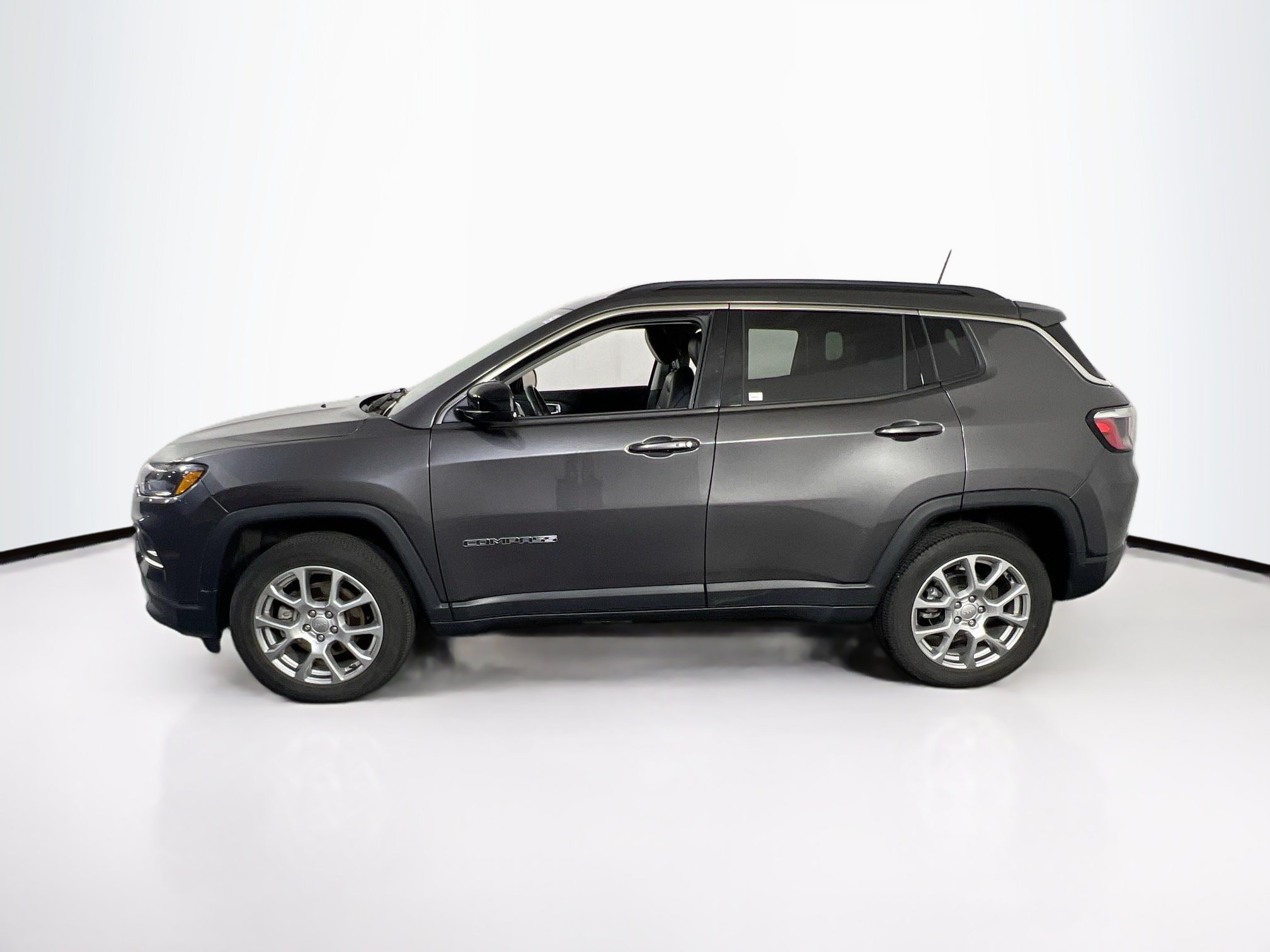 Used 2022 Jeep Compass Latitude AWD/4WD image 8