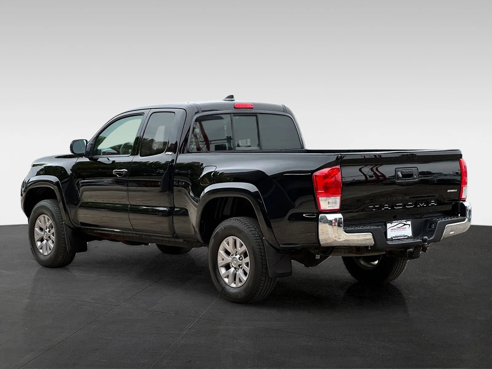Used 2016 Toyota Tacoma SR5 AWD/4WD image 5