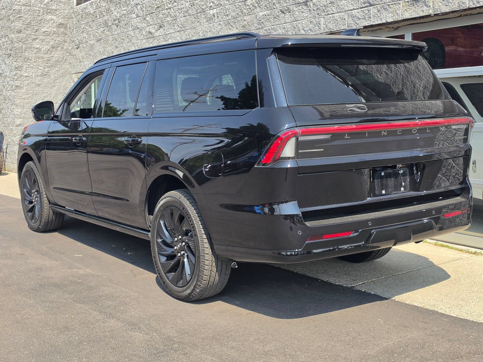 Used 2026 Lincoln Navigator L Reserve w/ Jet Appearance Package AWD/4WD image 5