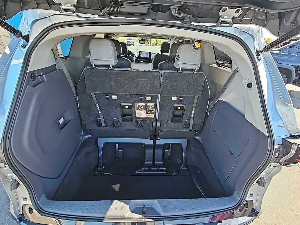 Used 2021 Toyota Sienna Limited image 17