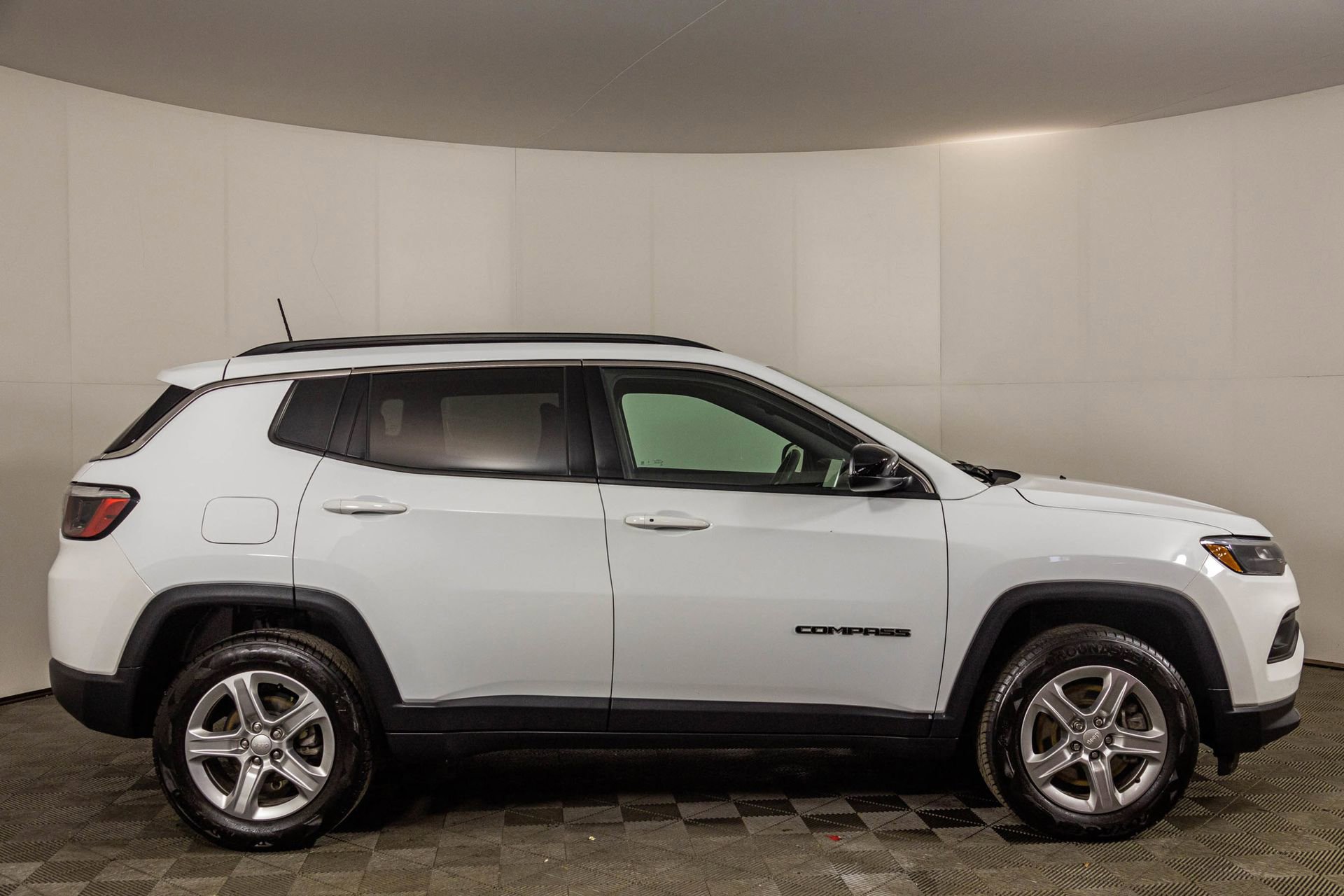 Used 2023 Jeep Compass Latitude image 11