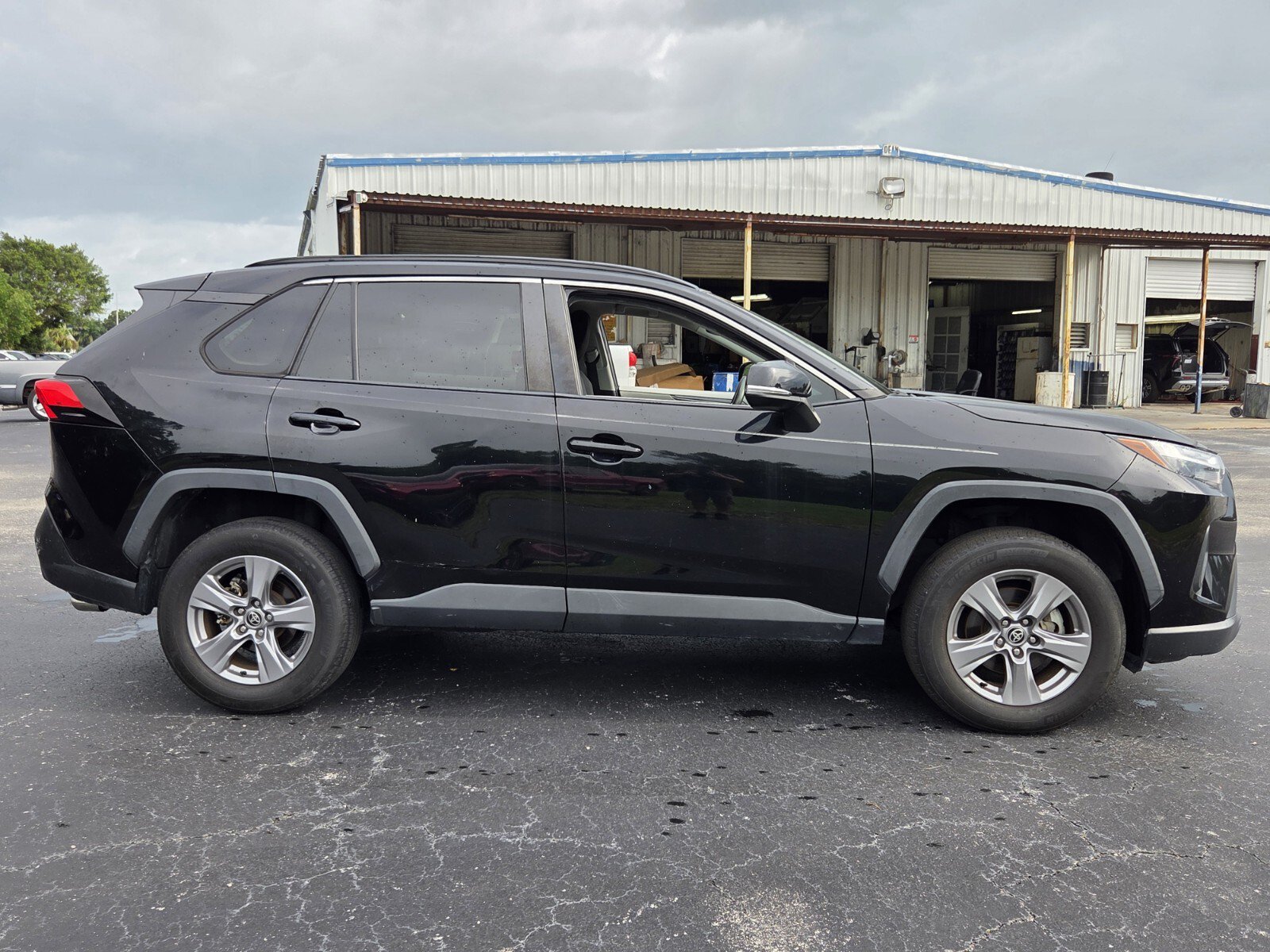 Used 2022 Toyota RAV4 XLE FWD image 6