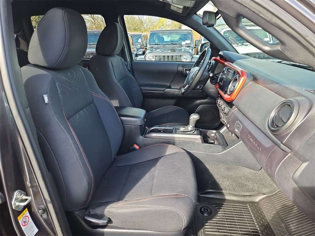 Used 2018 Toyota Tacoma TRD Sport w/ Technology Package image 16