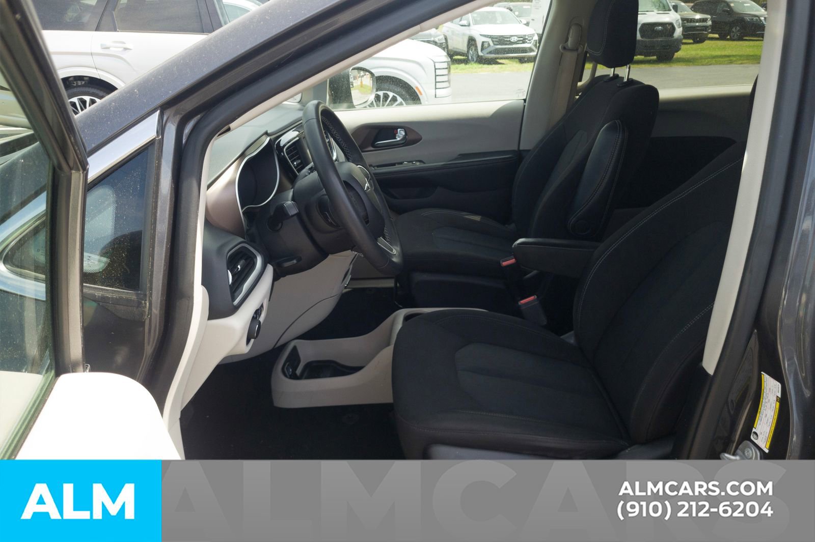 Used 2022 Chrysler Voyager LX image 17