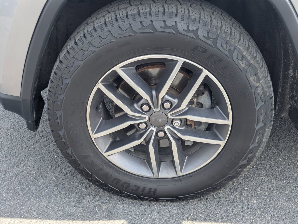 Used 2019 Jeep Grand Cherokee Laredo w/ Laredo X Package RWD image 13