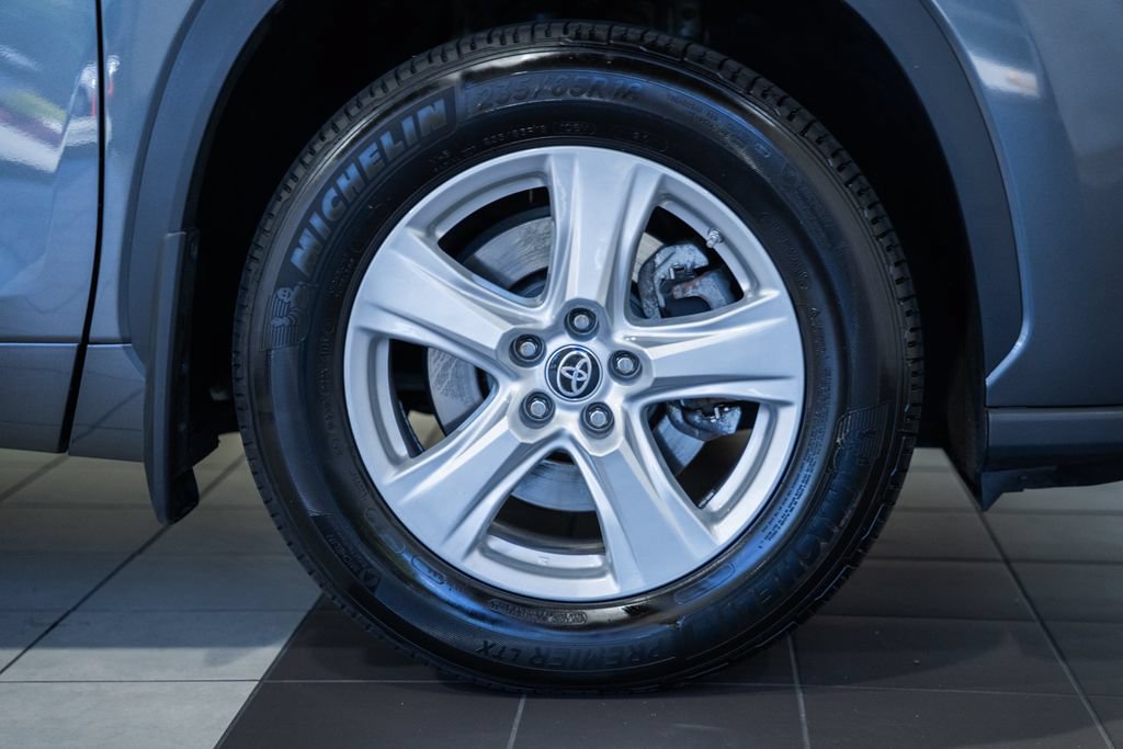 Used 2023 Toyota Highlander LE AWD/4WD image 17