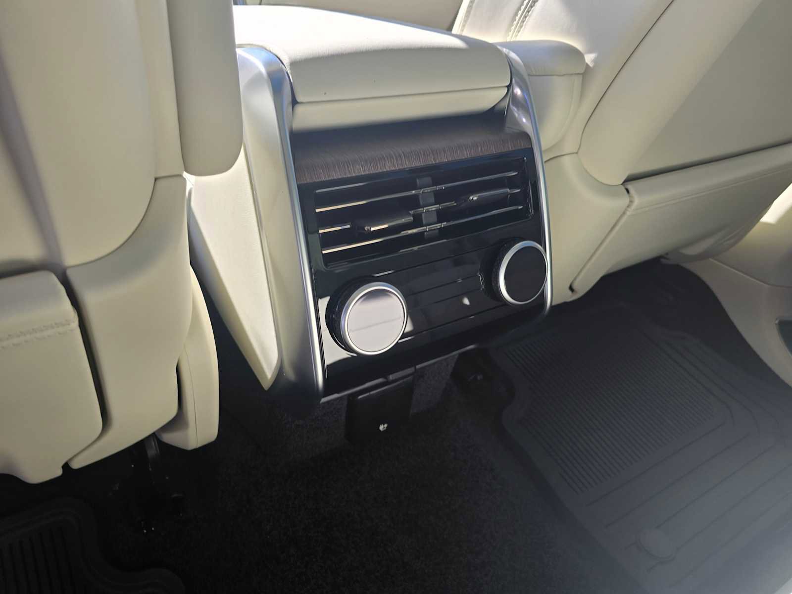 New 2025 Land Rover Range Rover SE image 24