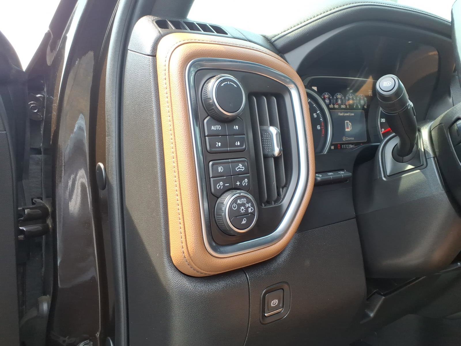 Used 2019 Chevrolet Silverado 1500 High Country w/ Technology Package AWD/4WD image 9