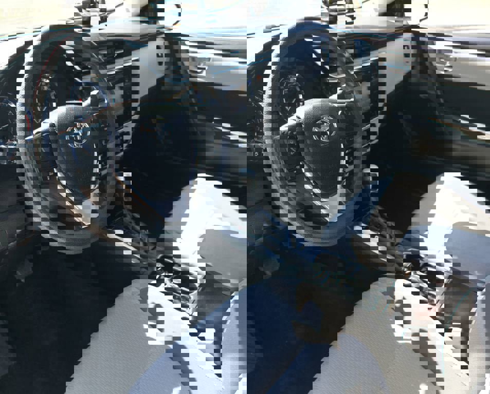 Used 2018 Toyota Corolla LE image 9