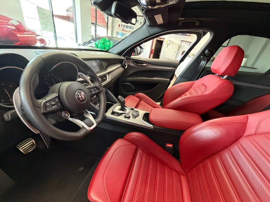 Used 2023 Alfa Romeo Stelvio Veloce AWD/4WD image 25