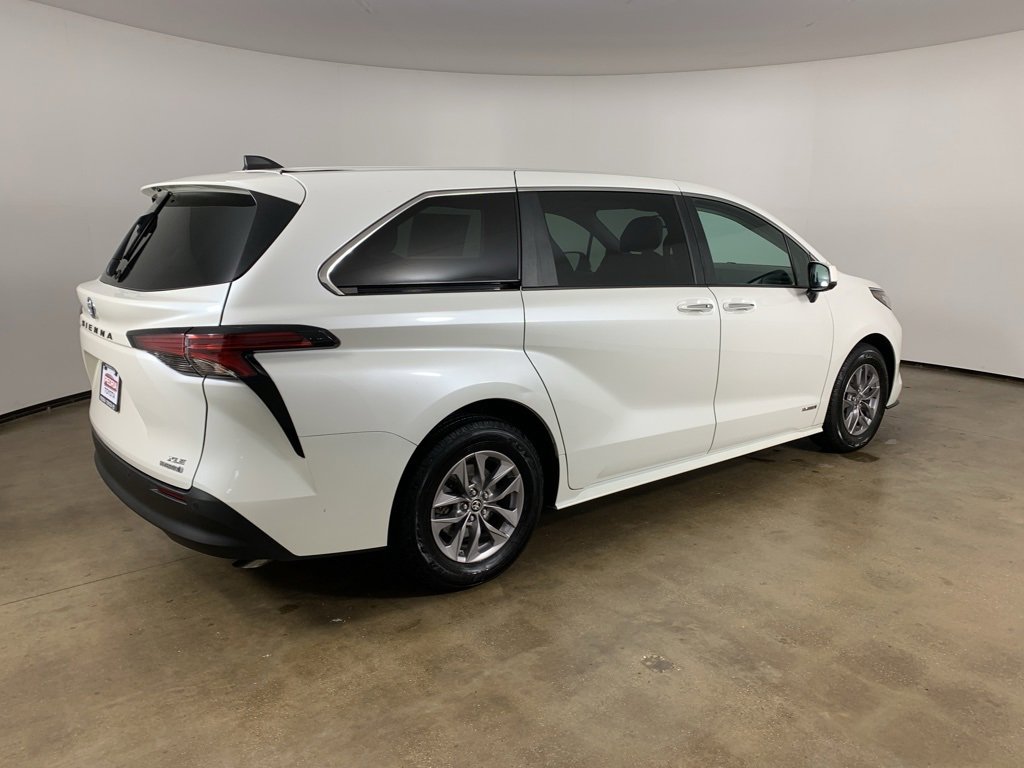 Used 2021 Toyota Sienna XLE image 8