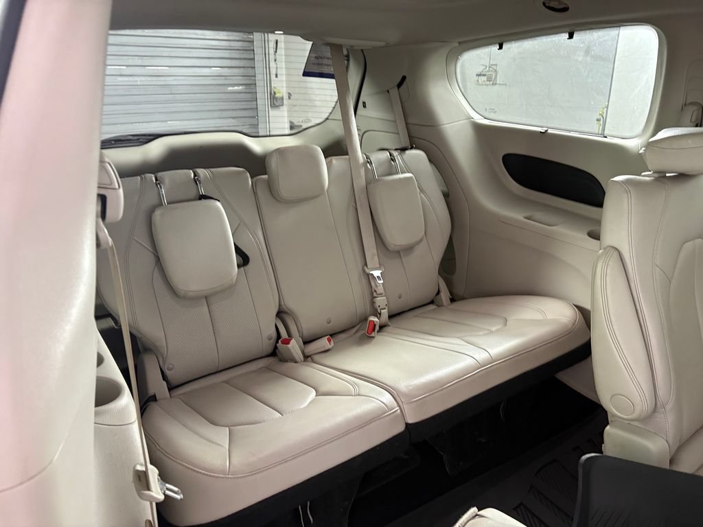 Used 2021 Chrysler Pacifica Touring-L AWD/4WD image 33