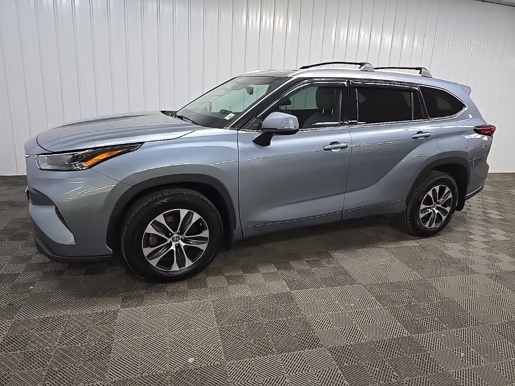 Used 2022 Toyota Highlander XLE AWD/4WD image 6