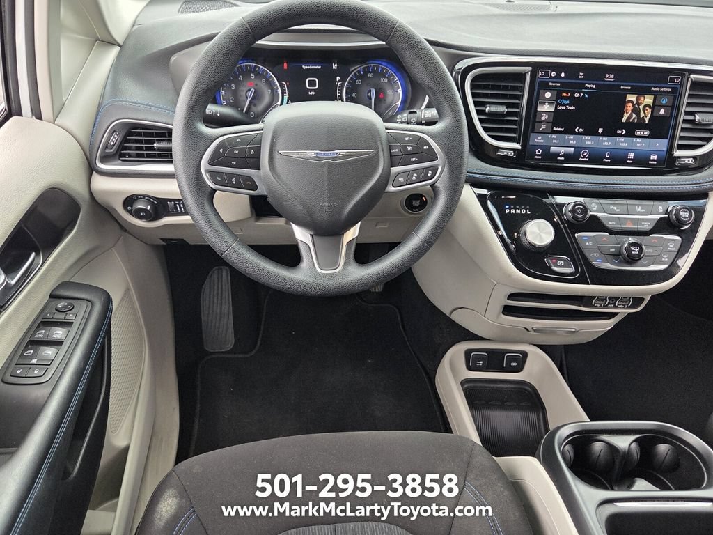 Used 2021 Chrysler Pacifica Touring FWD image 11