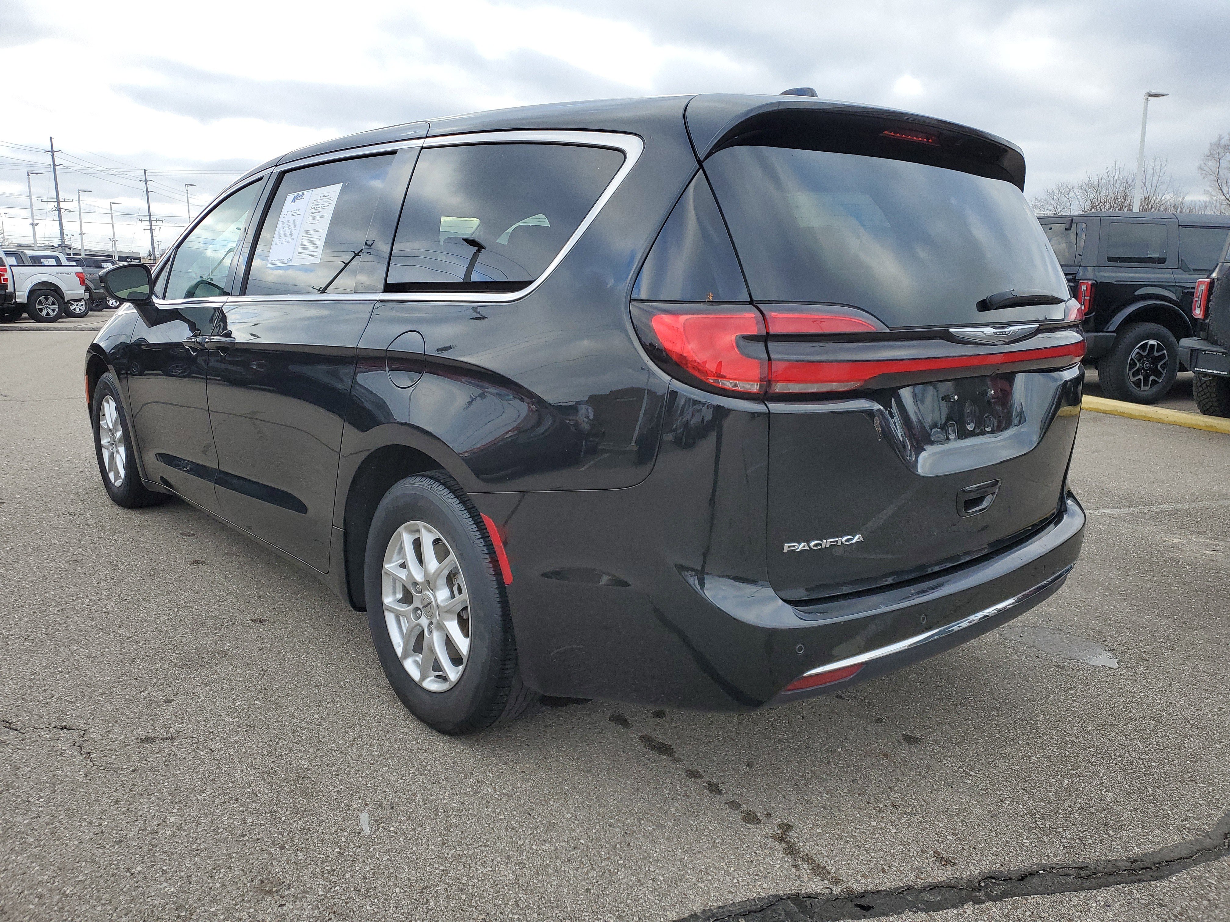Used 2023 Chrysler Pacifica Touring-L image 3
