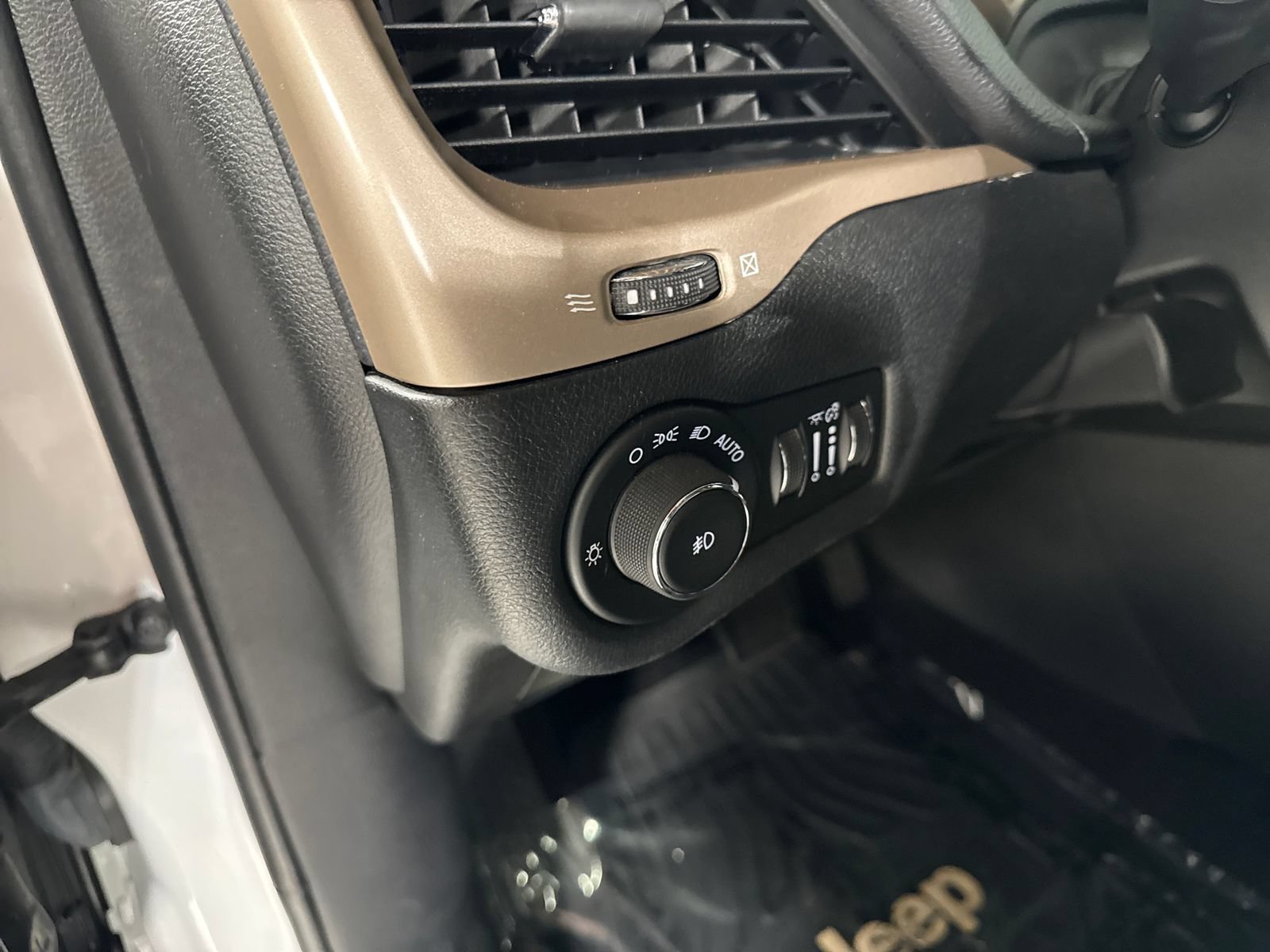 Used 2017 Jeep Cherokee Limited AWD/4WD image 21