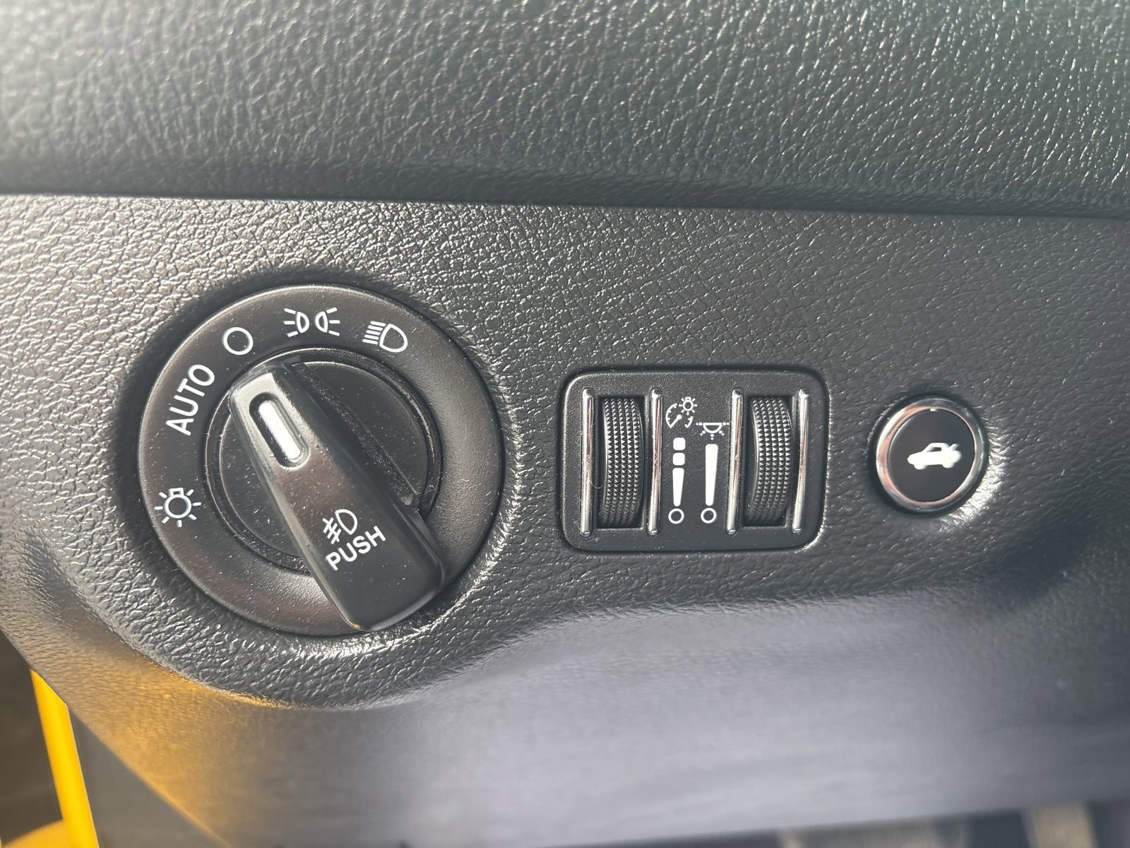 Used 2017 Dodge Challenger R/T image 21