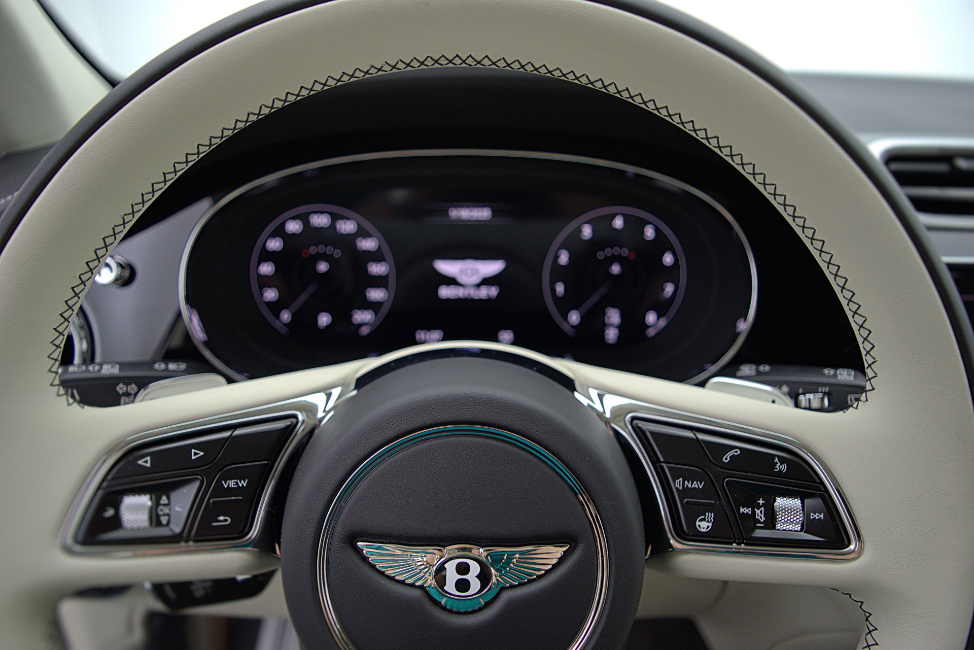 Used 2023 Bentley Bentayga Extended Wheelbase image 22